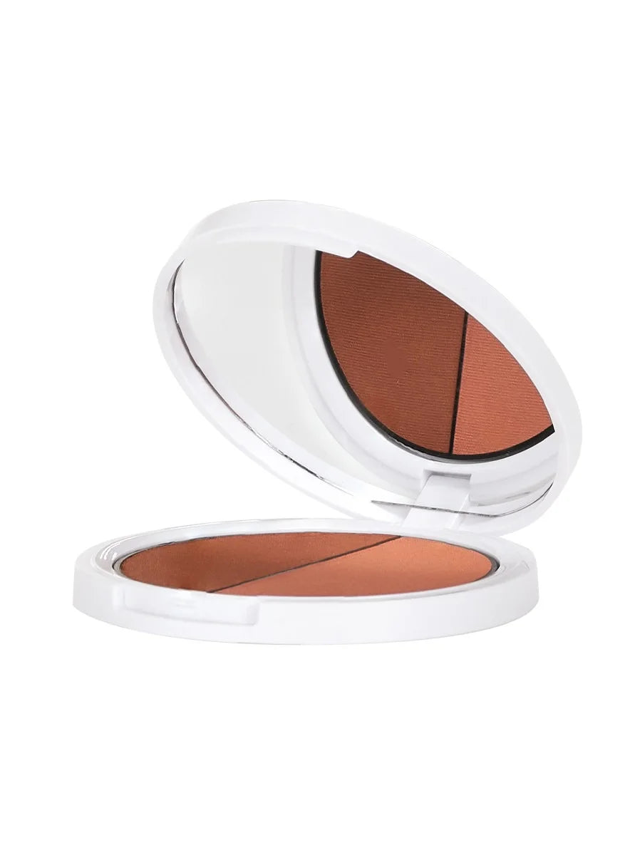 Blush pêche et bronzer brun chaud en un compact avec le Multi Finish Duo Zeitgard LR : bonne mine express, contouring naturel, texture soyeuse. 9,50 g.